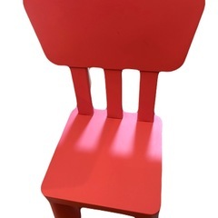 IKEAのキッズデスクとチェアの画像