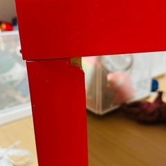 IKEA赤テーブルの画像