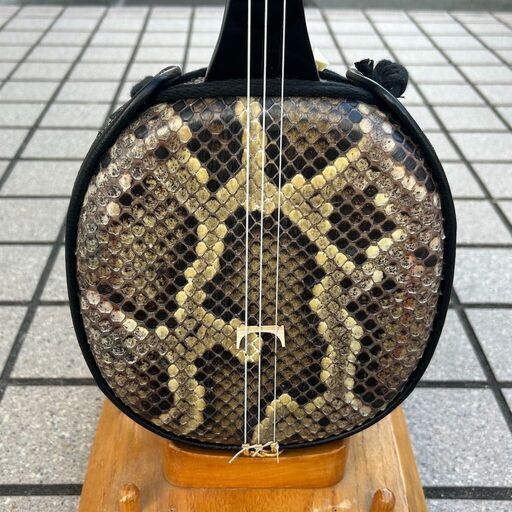 沖縄　三線　新崎型　カミゲン　黒木　本皮一枚張り　黒塗り　伝統工芸士製作