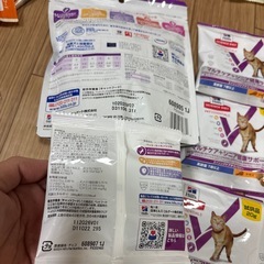 ピュアコンボ100g✖️21個　　ヒルズマルチケアシニア健康サポート20g✖️11個　　　　➕おまけ
の画像