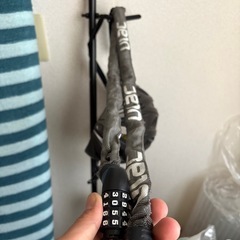 ヘルメット、チェーン、サイクルスタンドの画像