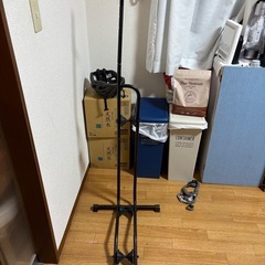 ヘルメット、チェーン、サイクルスタンドの画像