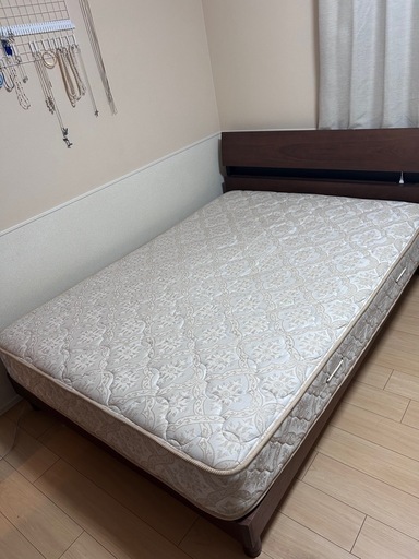 ダブルベッド（140cm）マットレス付き