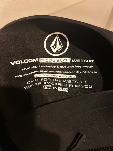 (新品、未使用)
ウェットスーツ(volcom/3×2㎜、M)