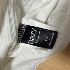 白のロンTの画像