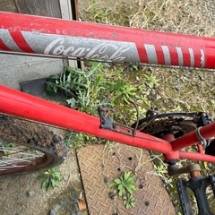 コカコーラデザインのマウンテンバイクの画像