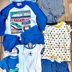 子供服たくさんの画像