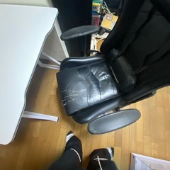 ゲーミングチェアとゲーミングデスクの画像