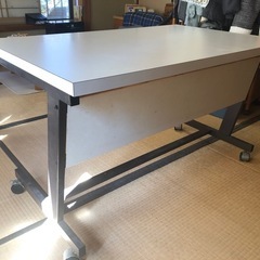 パソコンデスクの画像