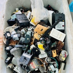 大量の鉄屑や基盤などいろいろの画像