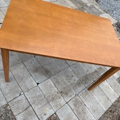 大きいテーブルの画像