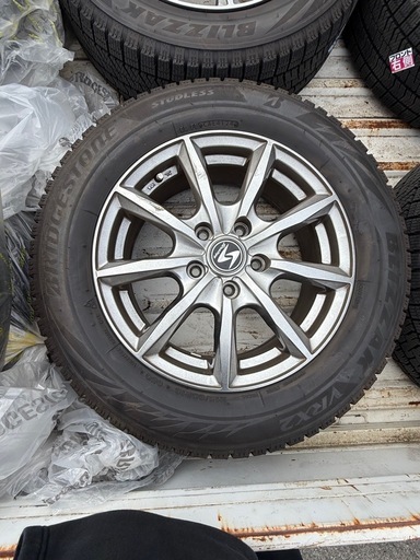 215/60/R16  タイヤ新品同様24年タイヤ