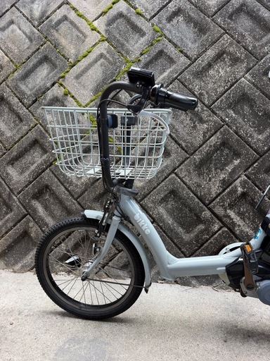 ブリヂストンの電動自転車（チャイルドシート付き）