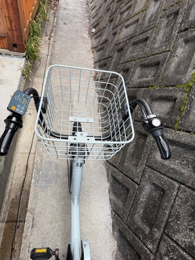 ブリヂストンの電動自転車（チャイルドシート付き）