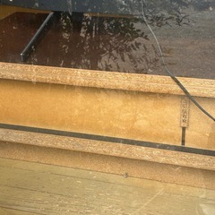 テレビ台の裏側、表面の色に合わせて化粧板を貼ってください