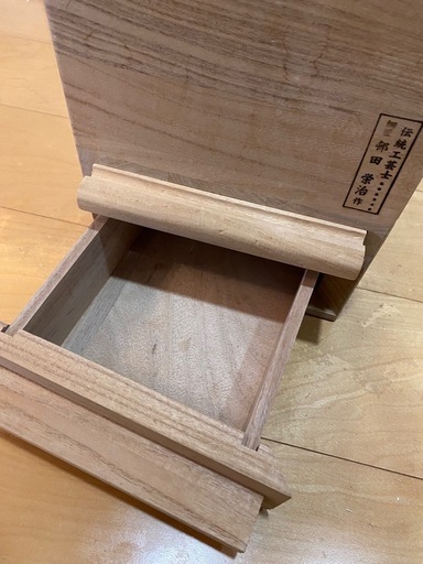 定価2.5万円　伝統工芸士である邨田栄治によって作られた、総桐製の計量機能付き米びつ