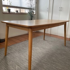 木製ダイニングテーブルの画像