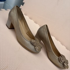 HILUGIヒルギ　フラワーパンプス　シューズ　22.5cmの画像