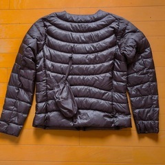 ユニクロL ウルトラライトダウンジャケット ブラウン 収納袋付きの画像