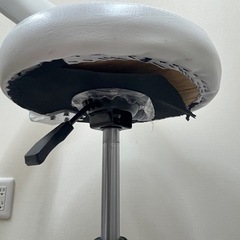 背もたれ付きスツール （お掃除キャスター仕様）ホワイト  の画像