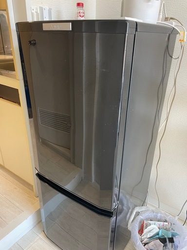 冷蔵庫，洗濯機、テーブル