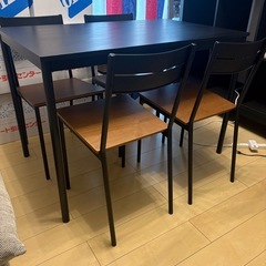 ダイニングテーブルと椅子4脚の画像