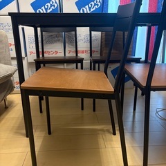 ダイニングテーブルと椅子4脚の画像
