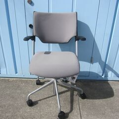 事務イス　ライトグレー　肘あり　イトーキ製の画像
