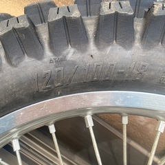 ホンダモトクロスCRF250R.X.用の18インチリヤホイールアッシー(タイヤ付き)の画像