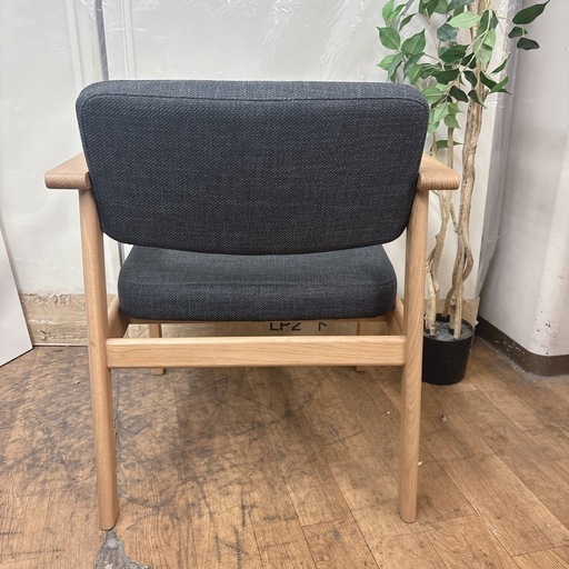 【?買取市場 柴田店】 I318 ? MUJI 無印良品 木製アームチェア チャコール ⭐ クリーニング済
