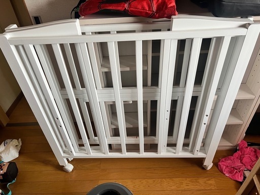 早い者勝ち】木製ベビーベッド 白 キャスター付き (R) 牧野のベッド