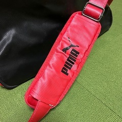 プーマ　ショルダーバッグ　スポーツバッグ　黒赤　赤黒　ブラック×レッド　PUMAの画像