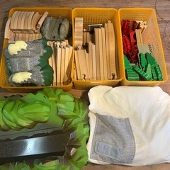 木のレールと電車の画像