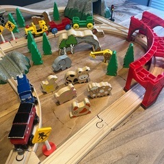 木のレールと電車の画像