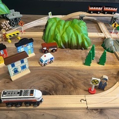 木のレールと電車の画像