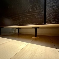 濃木目×アイアンのシックな食器棚、収納たっぷりです！の画像