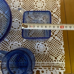 カラーガラスのボウル、ミニピッチャー、四角のコップのセット
の画像