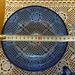 カラーガラスのボウル、ミニピッチャー、四角のコップのセット
の画像