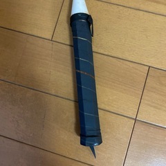 バトミントンのラケットとシャトルの画像