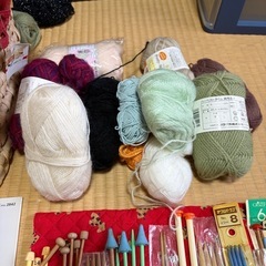 毛糸色々、編み棒色々、グレーのフェルト、キルティング生地、の画像