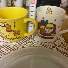 ハローキティのグラス2個、くまさんのプレート２枚、マグカップ2個セットの画像