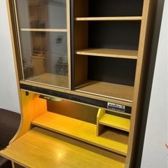 収納棚付き勉強机の画像