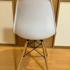 【美品】北欧風シェルチェア ホワイト 木脚 ダイニングチェア イスの画像