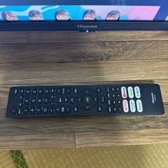43インチテレビとテレビ台の画像