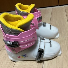 女性スキーブーツの画像