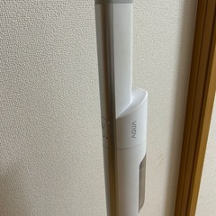 AQUA コードレス掃除機 本体 スタンドの画像