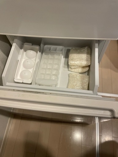 受け渡し確定　
1〜2人暮らし用冷蔵庫【白】