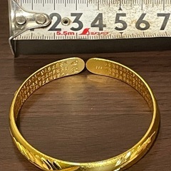 A 18 金 バングル 腕輪 ブレスレット アクセサリー 遺品整理 実家整理 ゴールド 貴金属 美品の画像