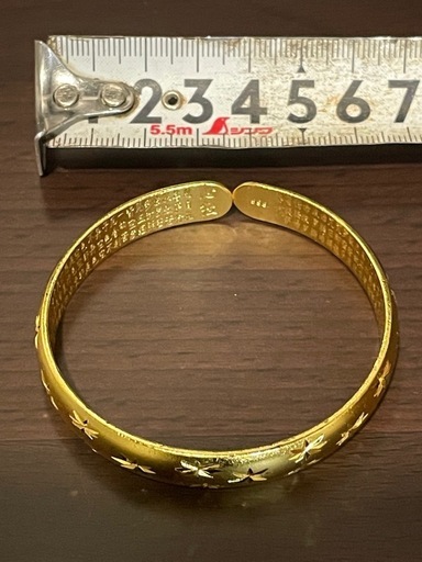 Ｂ24 金刻印 バングル 腕輪 ブレスレット　アクセサリー 遺品整理 実家整理 ゴールド 貴金属 美品