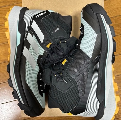 アディダス GORE-TEX トレッキングブーツ